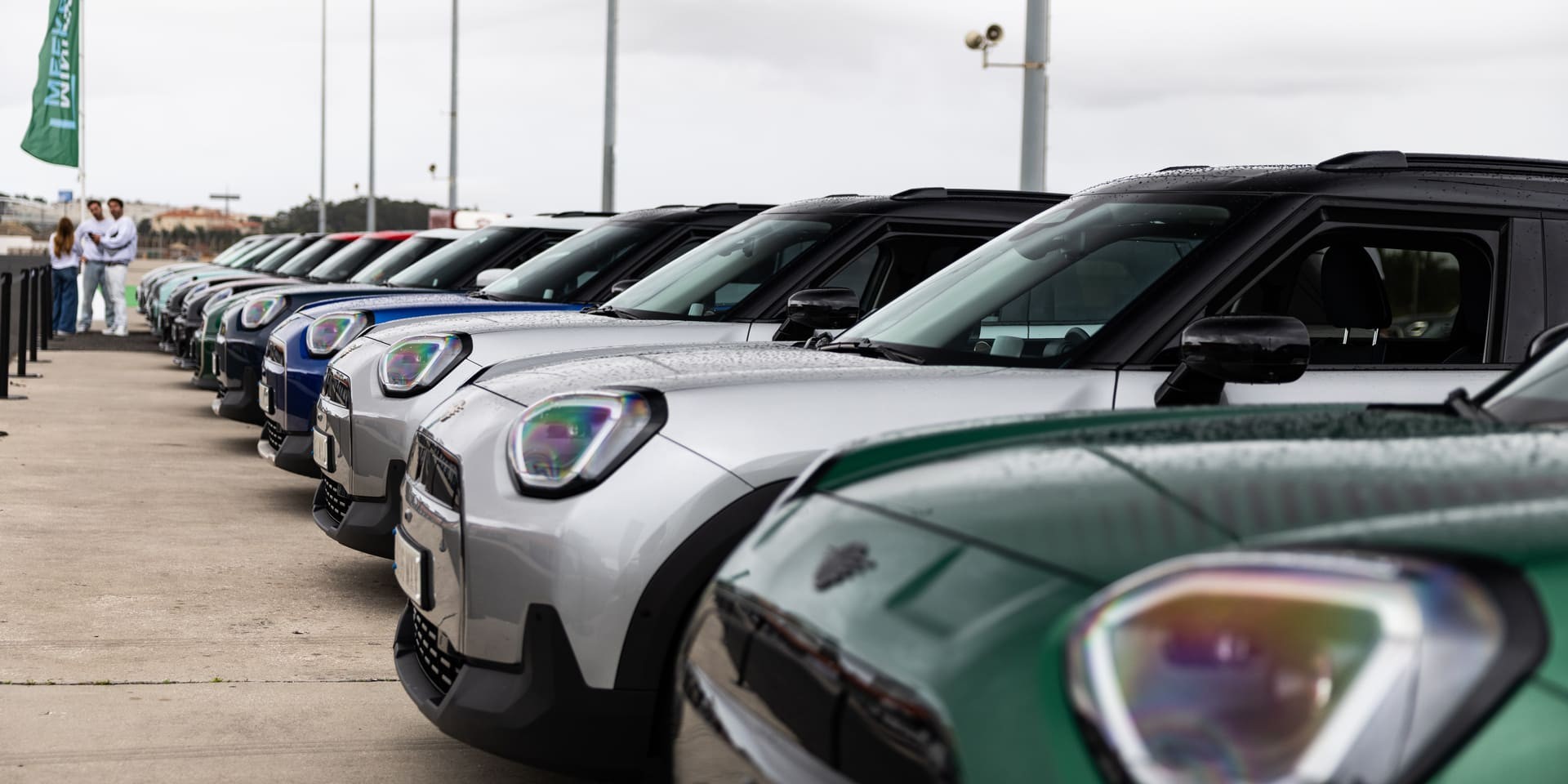 Frente de vários modelos MINI seguidos no MINI Weekend 2025.